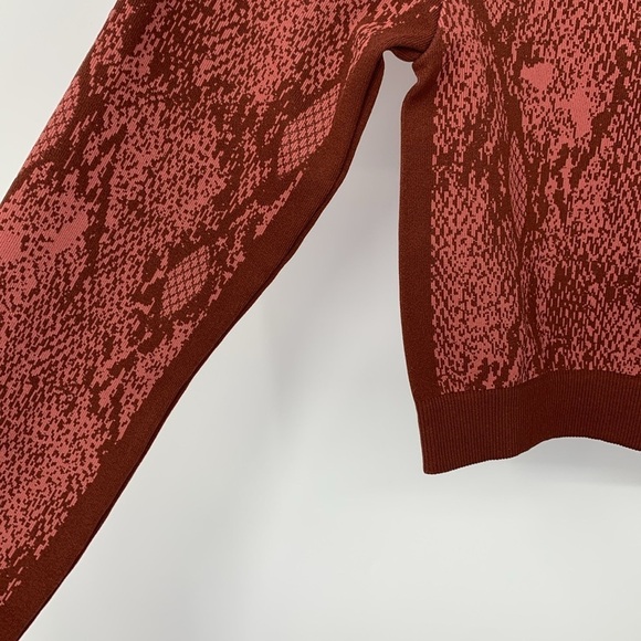 Fabletics Kamila seamless long sleeve crop top snake wine burgundy athletic M - Picture 3 of 5